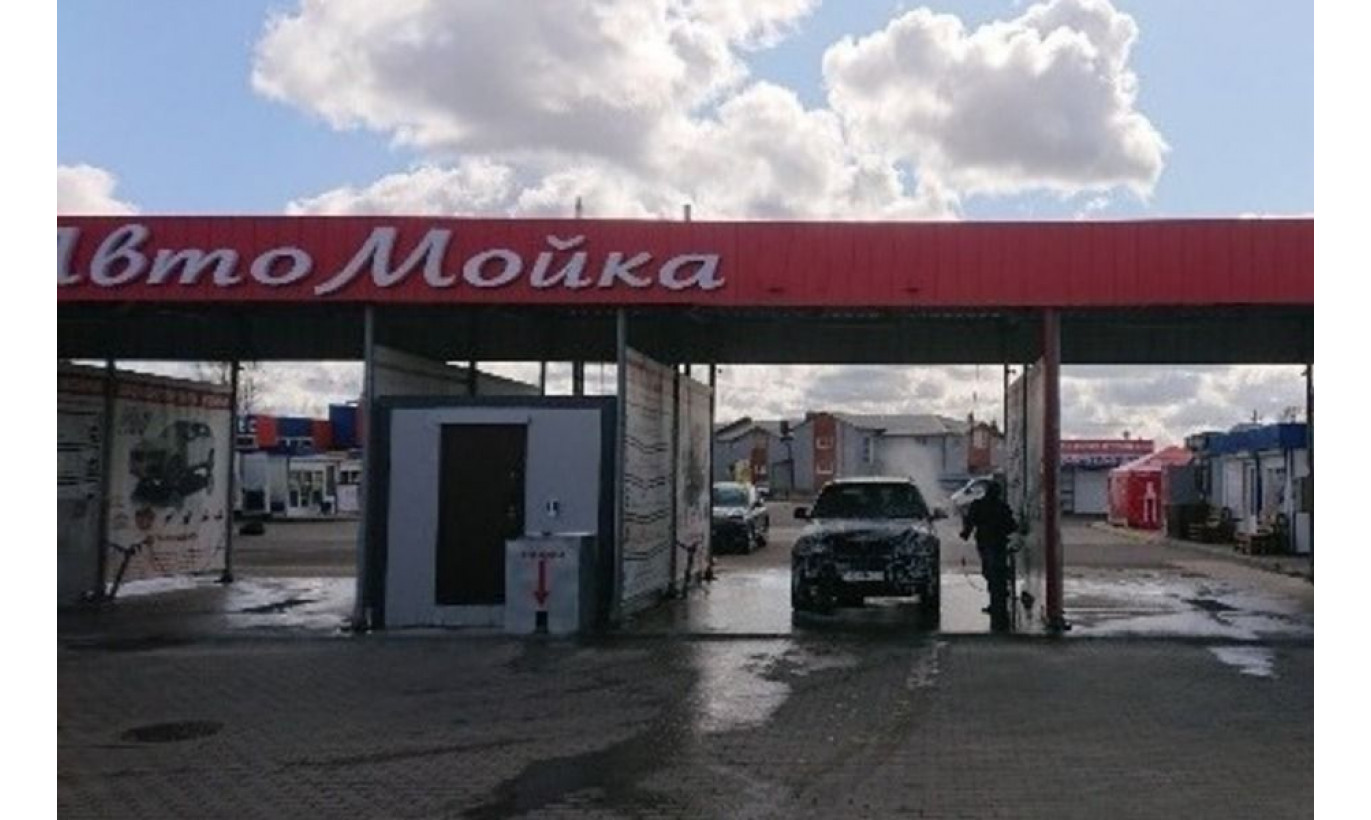 Мойка самообслуживания у дороги с парковкой